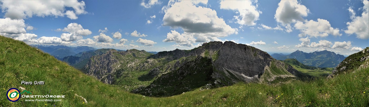 76 In discesa dalla Corna Grande vista panoramica .jpg